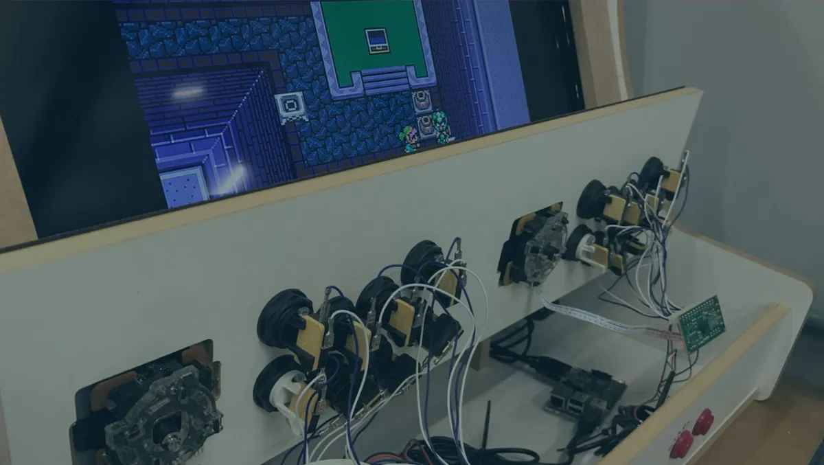 Gabinete de fliperama em construção, com botões, fios e placas expostos e um jogo na tela.