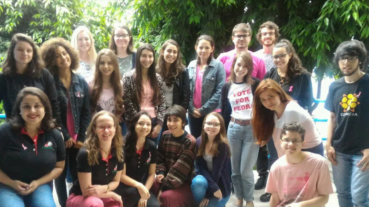 Participantes e organizadoras do Code like a girl reunidas para uma foto ao ar livre.