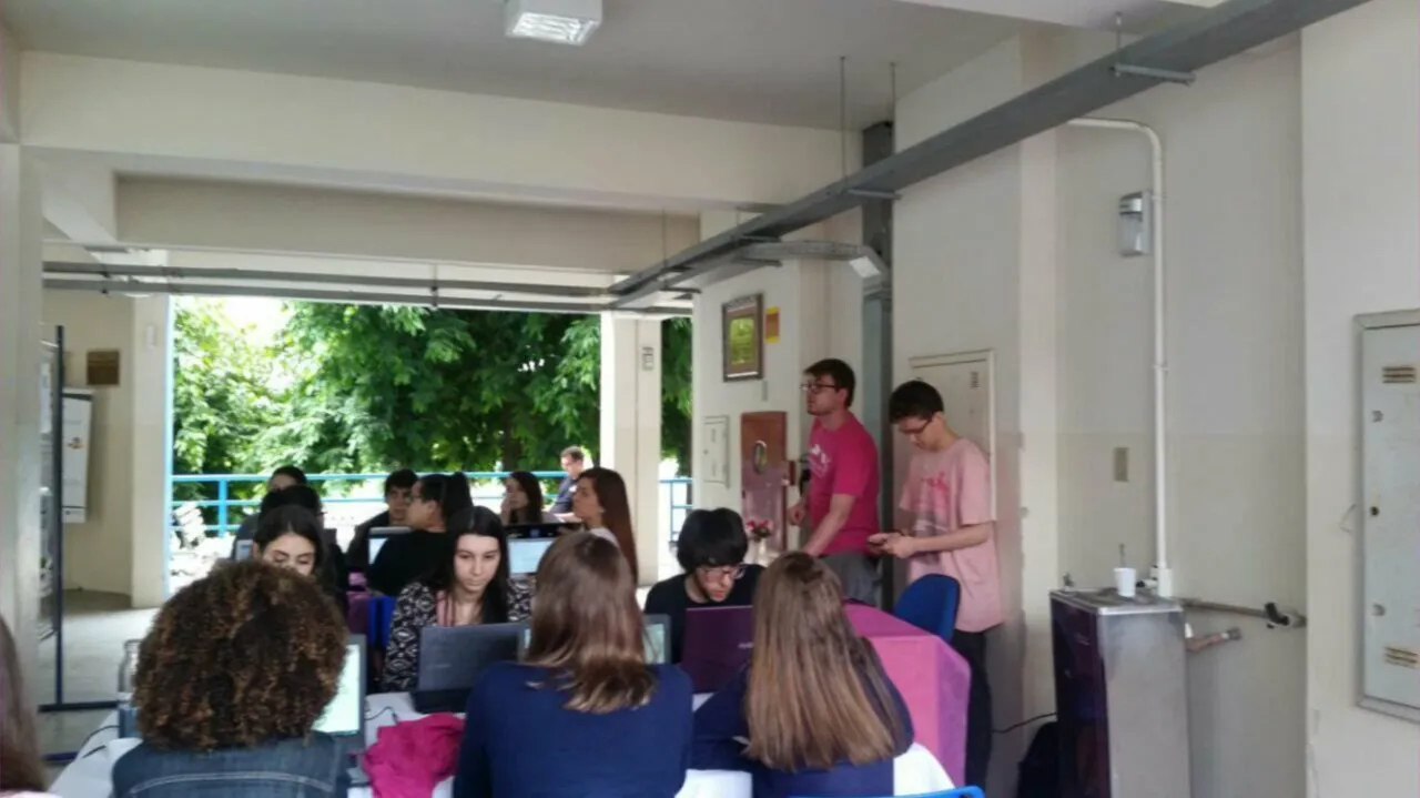 Participantes programam em notebooks durante o laboratório de Python do Code like a girl.