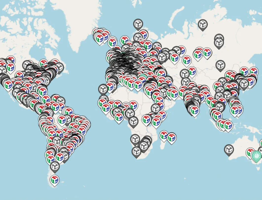 Mapa-múndi com os marcadores dos Fab Labs da rede mundial.