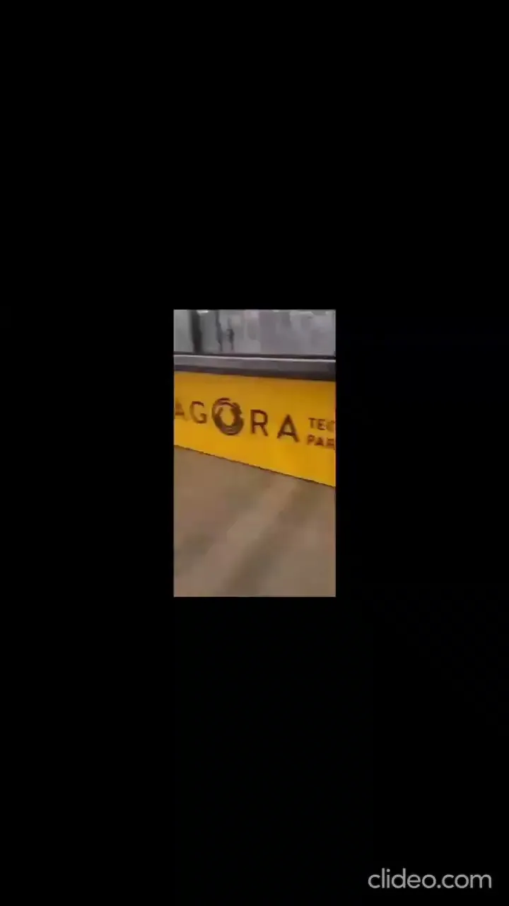 Quadro inicial do vídeo da equipe Big Hero 7, com a placa do Ágora Tech Park ao fundo