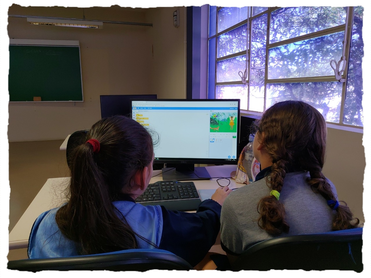 duas meninas programam no computador